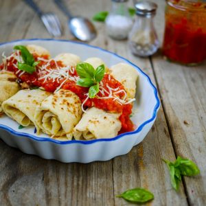 Crêpes farcies sauce tomate, basilic et fromage râpé
