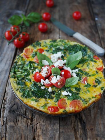 Frittata épinards, tomates cerises et feta sur bois