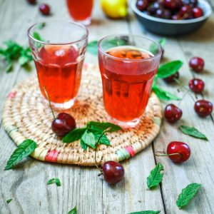 Boissons aux cerises fraîches, menthe et citron