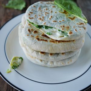 Pile de galettes farcies aux épinards et fromage.