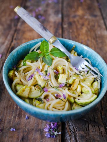 Spaghettis courgettes, basilic et fleurs d'ail dans bol