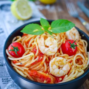 Spaghetti aux crevettes, tomates et basilic
