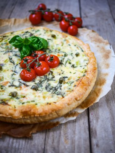 Quiche aux légumes et tomates cerises sur bois