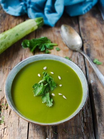 Soupe verte crémeuse à la courgette, persil et graines