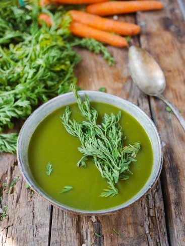 Soupe de carottes avec fanes et carottes fraîches
