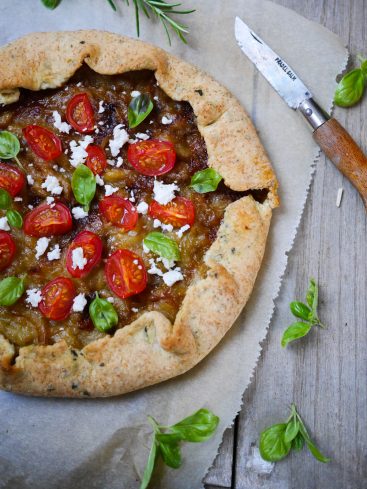 Galette rustique aux tomates, feta et basilic.