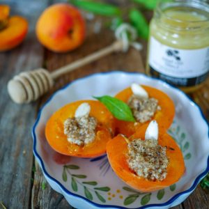 Abricots farcis aux amandes et miel, sur table en bois