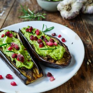 Aubergines farcies à l'avocat et grenade, vue rapprochée