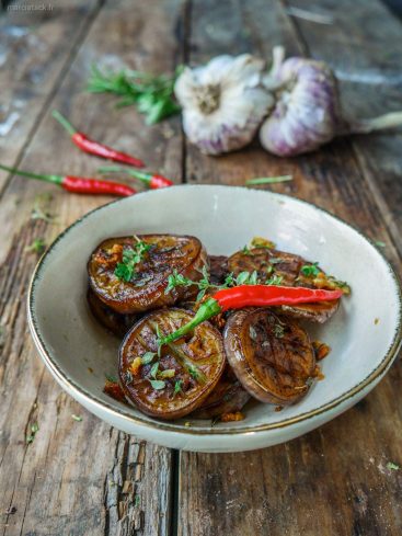 Aubergines grillées avec ail, piment et herbes fraîches