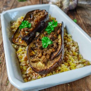 Aubergines farcies, boulgour, plat végétarien, ail