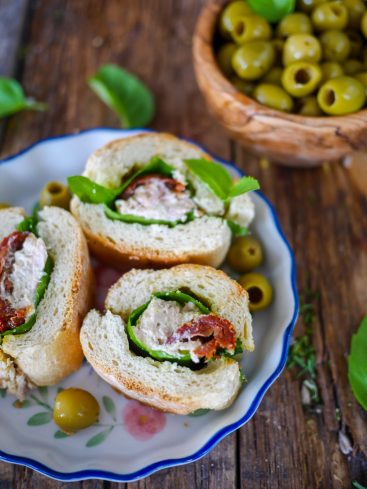 Sandwichs au thon, tomates séchées et olives vertes.
