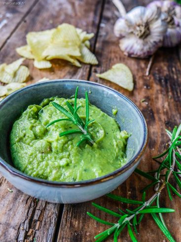 Guacamole, chips et ail sur table rustique