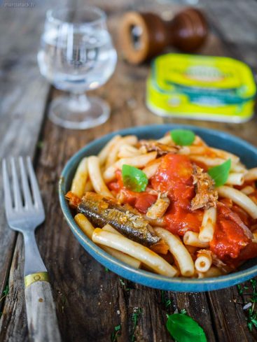 Pâtes aux sardines et sauce tomate, avec basilique