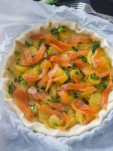Tarte saumon pommes de terre, oignons frais, prête à cuire.