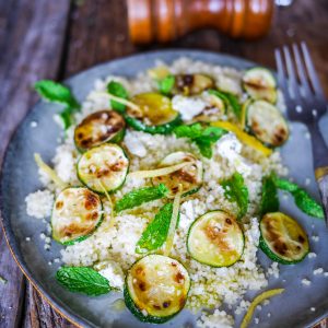 Salade de couscous, courgettes grillées, feta et menthe.