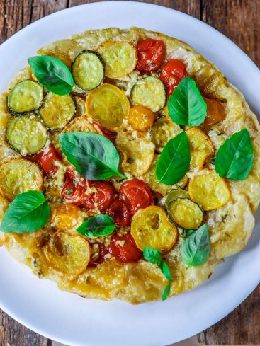 Tarte aux légumes d'été (courgettes, tomates, basilic)