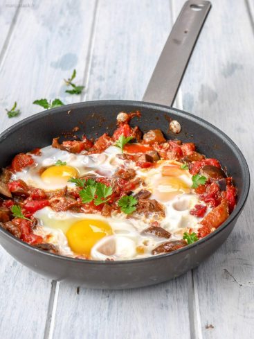 Shakshuka : œufs pochés dans sauce tomate et légumes