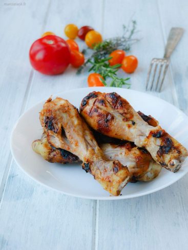 Pilons de poulet grillés avec tomates et thym
