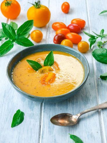 Soupe de tomates jaunes avec basilic frais et cuillère