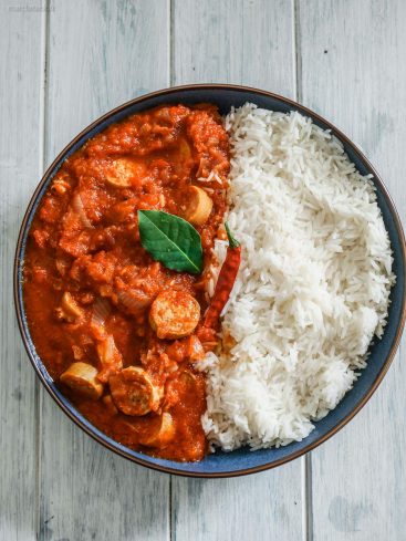 Plat de riz et saucisses à la sauce tomate.