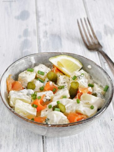 Salade de pommes de terre, saumon fumé et cornichons.