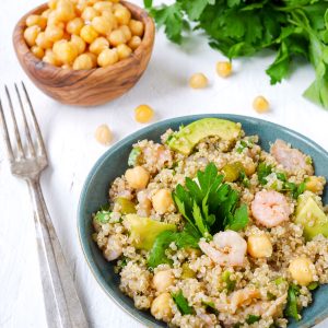 Salade quinoa, crevettes, avocat et pois chiches.
