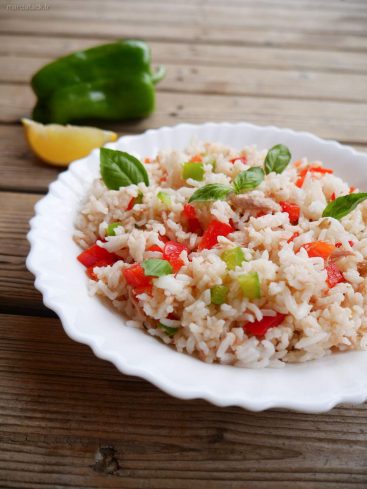 Salade de riz au thon et légumes frais.