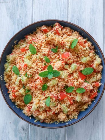 Taboulé frais avec tomates, concombre et menthe.