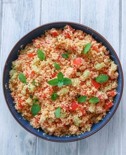 Taboulé frais avec tomates, concombre et menthe.