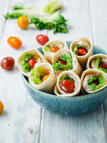 Wraps au thon, tomate et salade dans un bol
