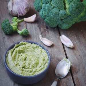 Dip brocoli, ail sur table en bois rustique