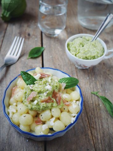 Gnocchis au pesto, jambon et fêta sur table bois