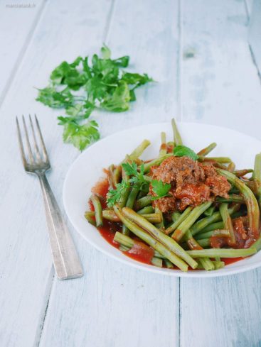 Haricots verts à la sauce tomate et viande hachée.