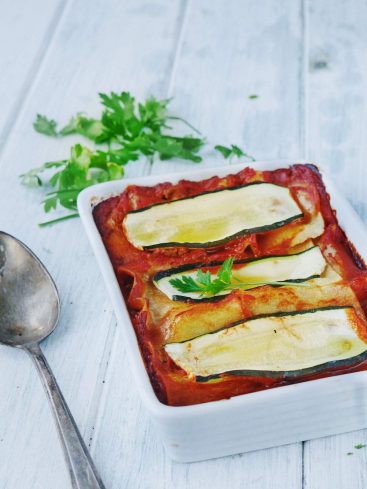 Gratin de courgettes et sauce tomate, plat cuisiné.