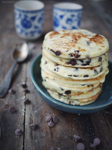 Pile de pancakes aux pépites de chocolat.