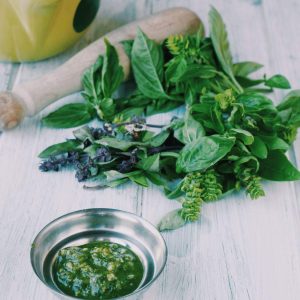 Pesto maison, basilic frais, mortier et pilon.