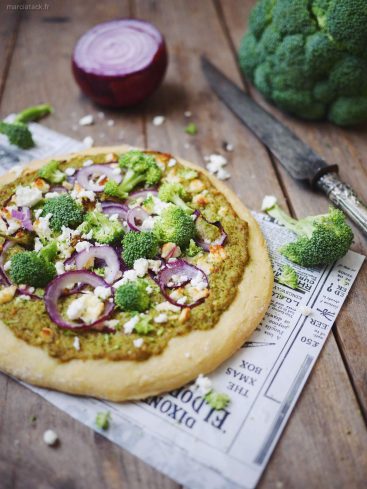 Pizza au brocoli, oignon rouge et feta