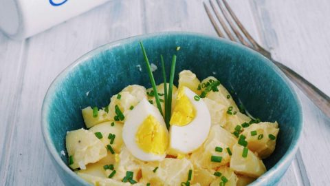 salade de pommes de terre, œufs durs et mayonnaise