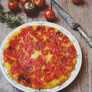 Tarte tatin de tomates cerises sur table en bois.