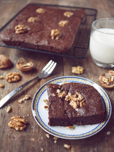 Brownie aux noix avec verre de lait