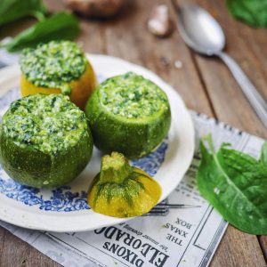 Courgettes rondes farcies aux épinards, ail et aromates.