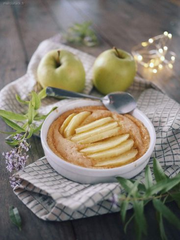 Tarte aux pommes maison avec pommes vertes et décoration florale