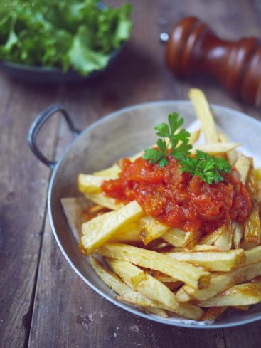Frites maison avec sauce tomate et persil.