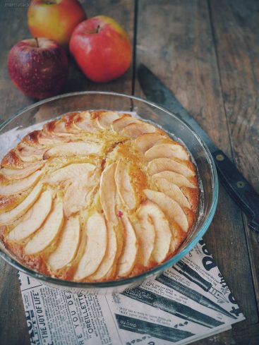 Tarte aux pommes maison, rustique, pommes rouges et couteau