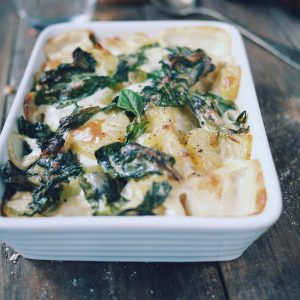 Gratin de pommes de terre aux épinards crémeux.
