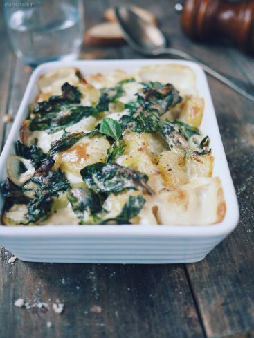 Gratin de pommes de terre aux épinards crémeux.