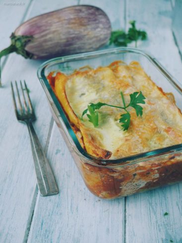 Lasagnes aux aubergines dans un plat en verre