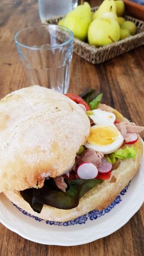 Sandwich au thon, œuf et radis sur assiette