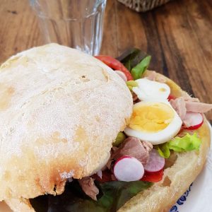 Sandwich au thon, œuf et radis sur assiette