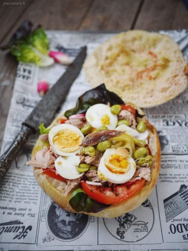 Pan bagnat maison, sandwich niçois avec œuf et thon.